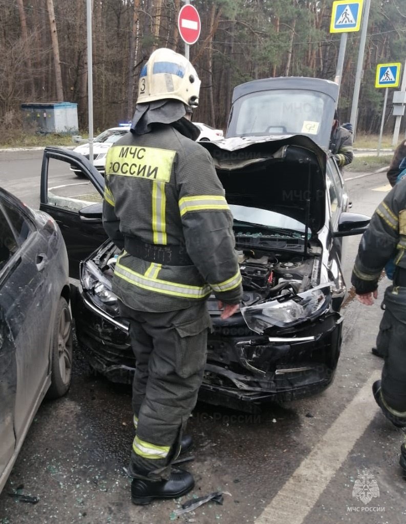 Спасатели МЧС принимали участие в ликвидации ДТП в г. Калуга, ул. Калуга-Бор