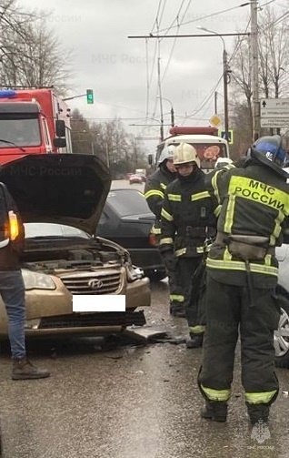 Спасатели МЧС принимали участие в ликвидации ДТП в г. Калуга, ул. Тарутинская